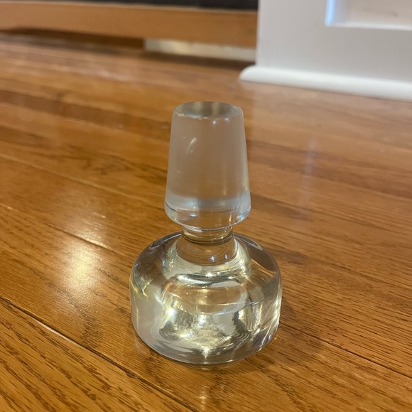 Elegant Glass Decanter with Six Shot Glasses - Picture 6 of 7